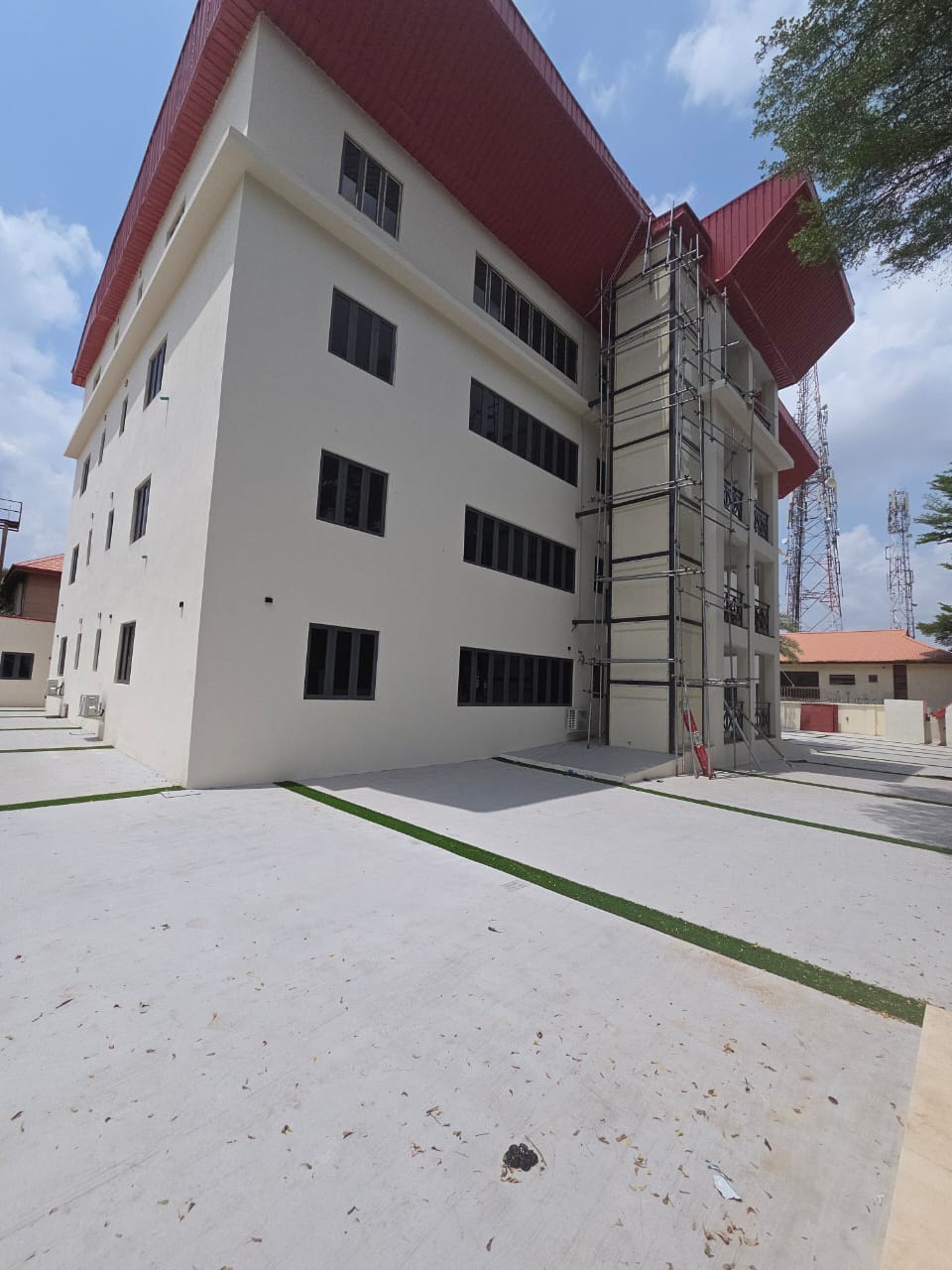 8 units of 3 bedrooms block of flats with detached 8 units of Selfcon BQs.